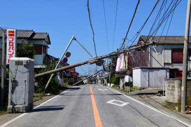 倒れる電柱の画像