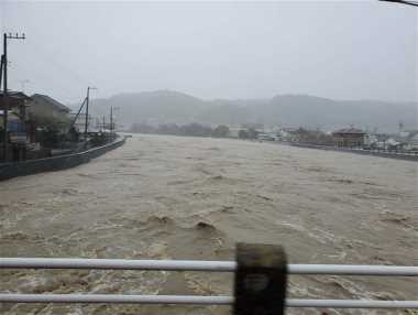 増水する川の画像