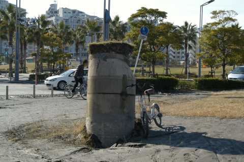 浮き上がるマンホールの画像