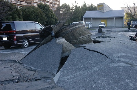 浦安市の液状化による貯水槽の隆起の画像