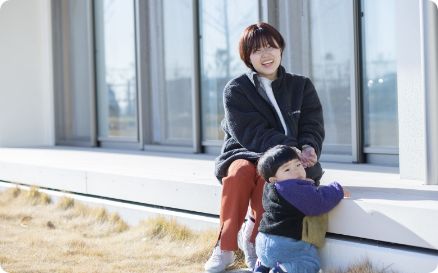 保育施設を利用する親子の写真