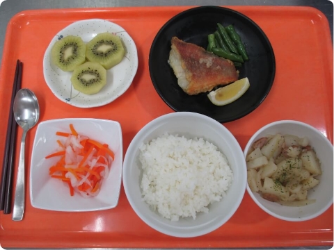 入院中のお食事（夕食・竜田揚げなど）