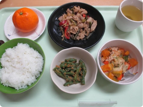 入院中のお食事（夕食・肉野菜炒めなど）