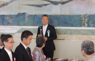 懇親会で祝辞を述べる小高議長