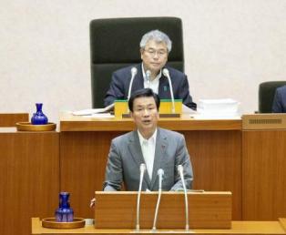 定例会であいさつを述べる森田知事と吉本議長