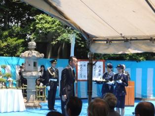追悼の言葉を述べる阿井議長