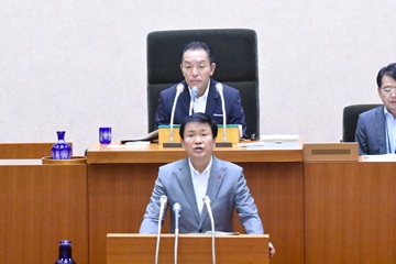 6月定例県議会であいさつする森田知事