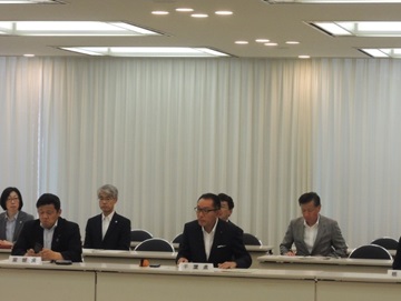 役員会で協議を協議する阿井議長