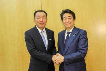 安部総理大臣と握手を交わす阿井議長