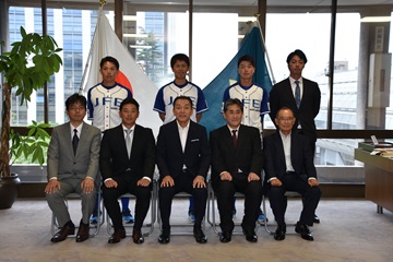 JFE東日本野球部と記念撮影する阿井議長
