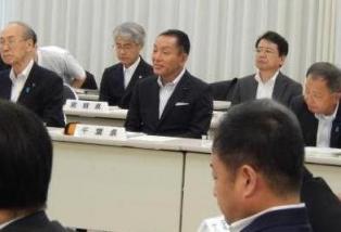 議長会役員会へ出席する阿井議長