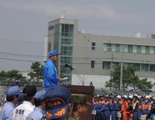 閉会式であいさつする阿井議長