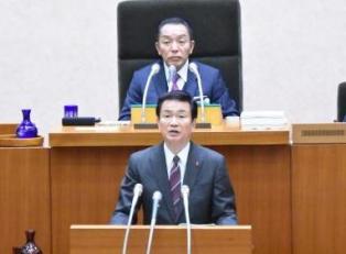 定例県議会であいさつする森田知事