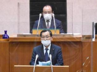 就任のあいさつをする山中議長