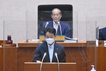 提案理由説明をする熊谷知事と佐野議長