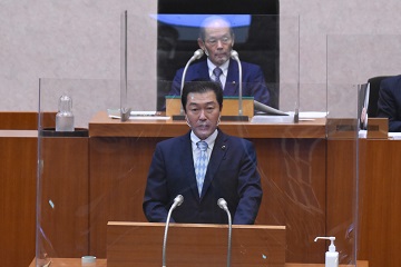 就任の挨拶を述べる山本副議長