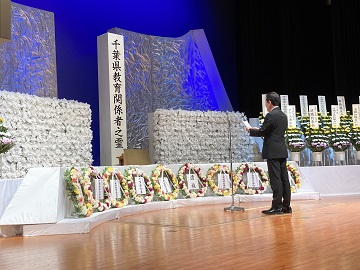 千葉県教育塔合祀慰霊祭にてあいさつを行う伊藤議長の様子