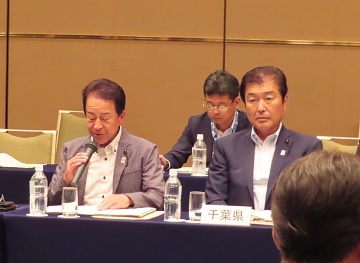 13都道府県議会議長会議にて意見交換をする伊藤議長と山本副議長の様子