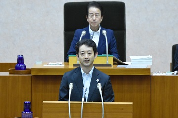 9月定例県議会開会日の伊藤議長と知事の様子