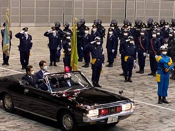 警察本部の整列や行進等を視閲する山本副議長