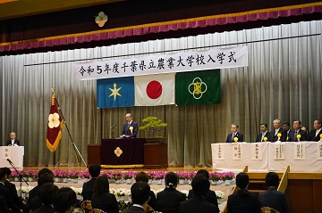 千葉県立農業大学校入学式にてお祝いの言葉を述べる佐野議長の様子