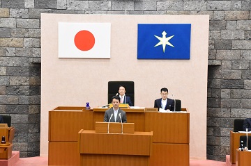 千葉県議会議場にて臨時県議会が開催された様子