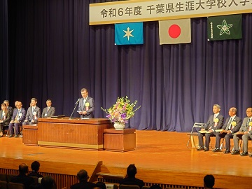 千葉県生涯大学校入学式であいさつをする山本副議長の様子