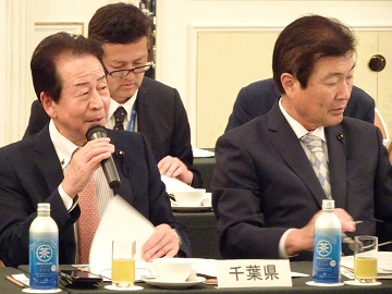 13都道府県議会議長会議にて意見交換をする伊藤議長と山本副議長の様子