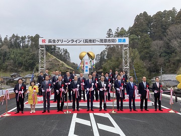 長生グリーンライン（長南町～茂原市間）開通式典でテープカットを行う伊藤議長の様子