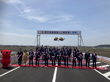 銚子連絡道路二期区間（横芝光町～匝瑳市間）開通式典でテープカットを行う伊藤議長の様子