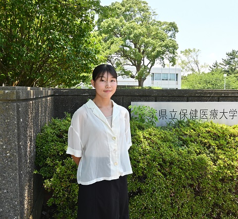 栄養学科4年の千葉美奈さんの写真