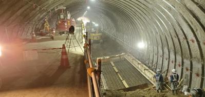 トンネルの活線施行の様子2