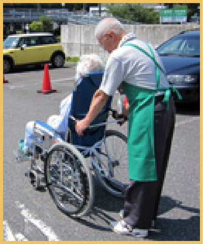 車椅子での散歩介助