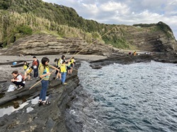 磯釣りをする子供たちの写真