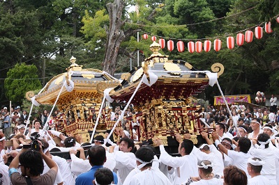 神輿を担いでいる写真