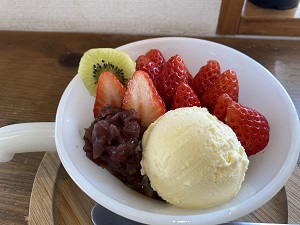 いちごクリームあんみつの写真