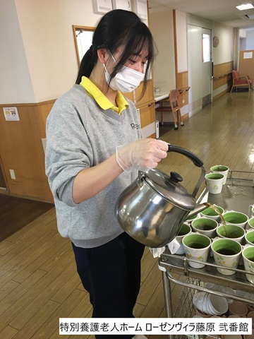 介護施設で働く職員