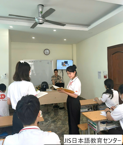 授業を受ける留学生