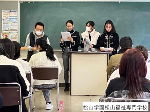 授業を受ける留学生