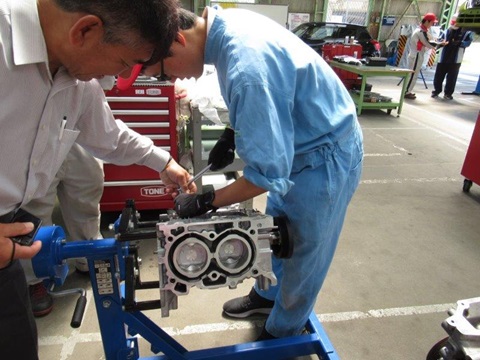 エンジンからピストンの脱着作業