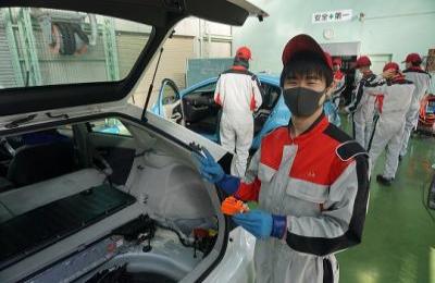 電気自動車特別教育の実技の様子１