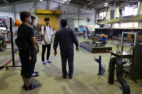 金属加工科見学の様子