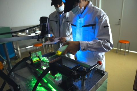 蛍光磁粉液による定置式磁気探傷装置を使用した探傷作業