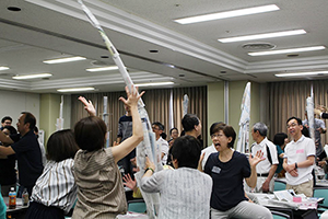 新聞タワーづくりでチームビルディング（千葉会場エリア）
