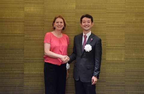 知事とジグムント大使との記念撮影
