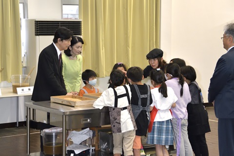 野田市内の子どもたちのしょうゆづくり体験御覧