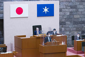 9月定例県議会 代表質問で答弁する知事