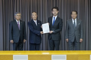 要望書を受け取る知事
