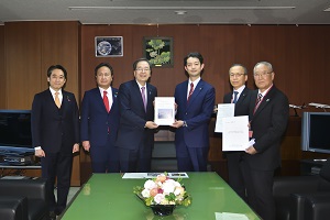 斉藤国土交通大臣と面会する知事