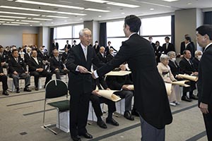 春の叙勲勲章の手渡しの様子